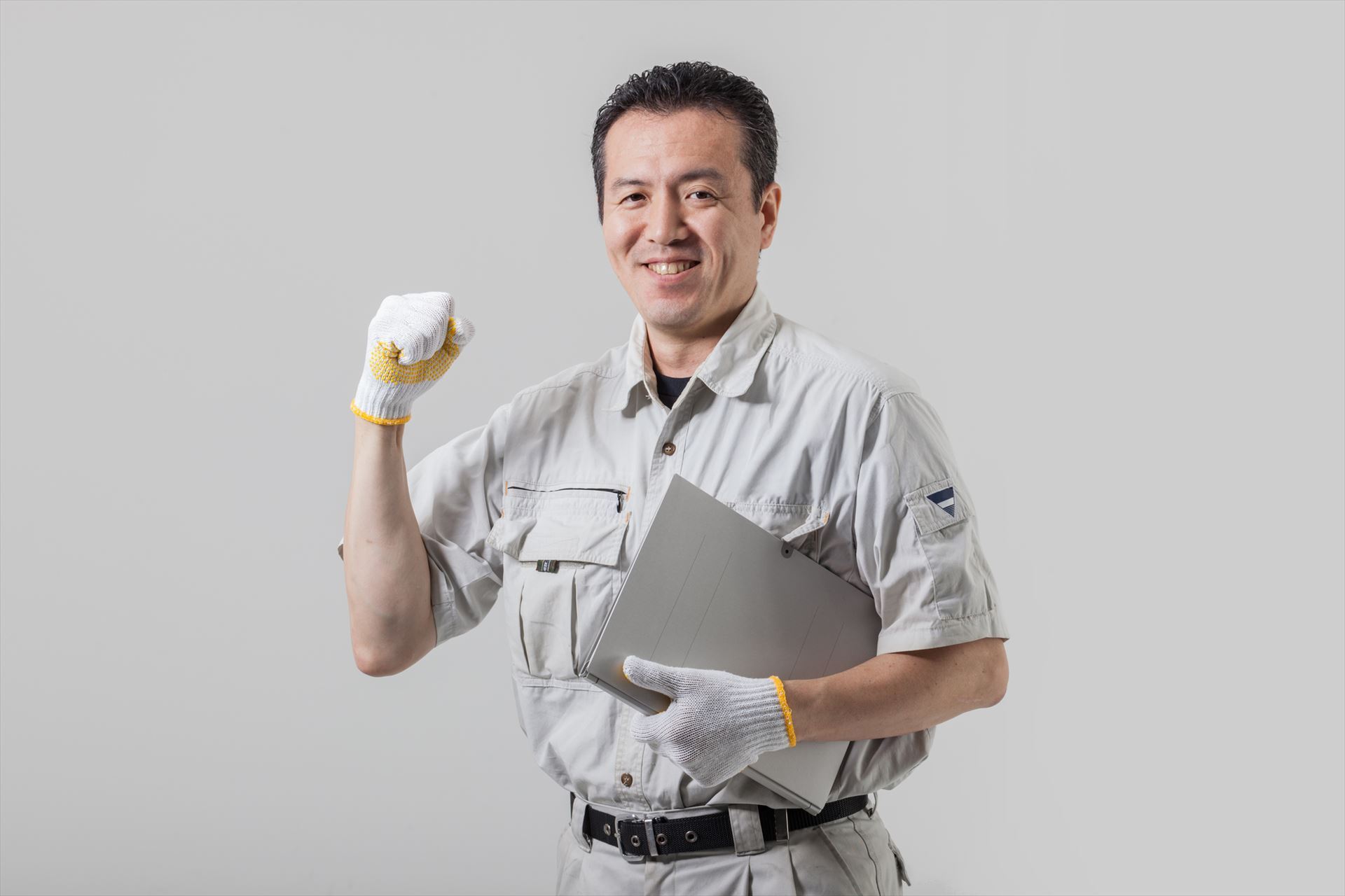 足場の前でポーズを決めるスタッフ